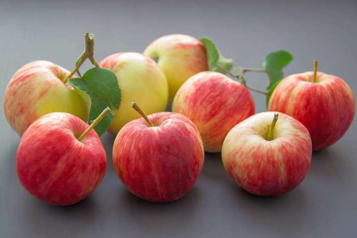 Вчені виявили несподіваний ефект від вживання яблук