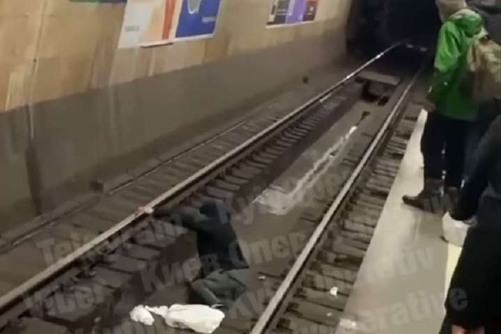 У київському метро чоловік впав з перону