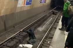 У київському метро чоловік впав з перону
