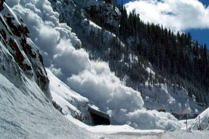 Туристів попереджають про загрозу сходження лавин у Карпатах
