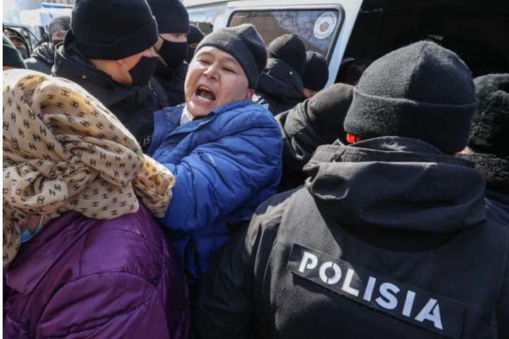 У Казахстані поліція затримала десятки людей на мітингах