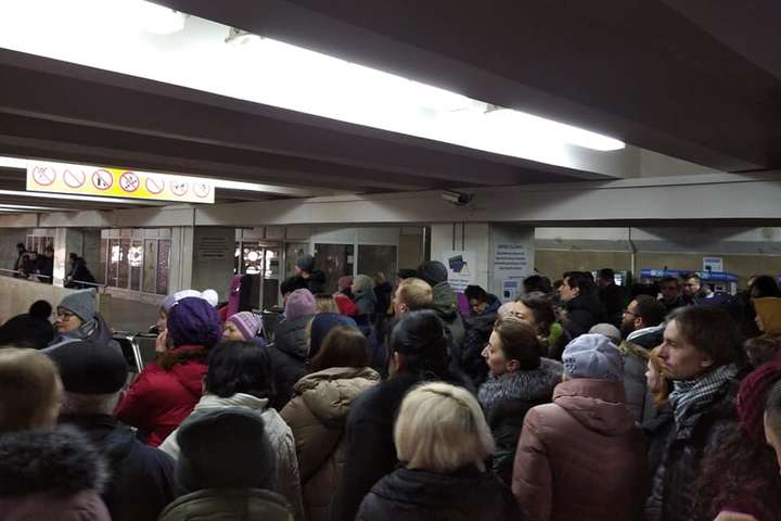 Понеділковий колапс у київському метро: на двох станціях обмежили вхід пасажирів (відео)