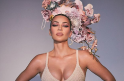  40-летняя Ким Кардашьян удивила поклонников провокационной съемкой 
  