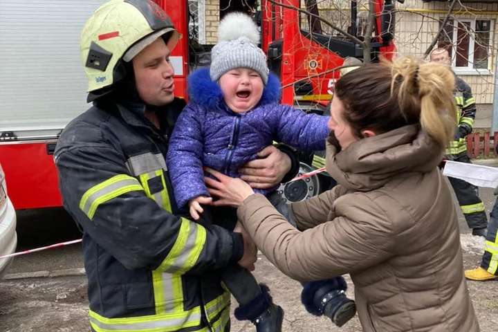 Під час гасіння пожежі з будинку на Дарниці евакуювали 12 мешканців