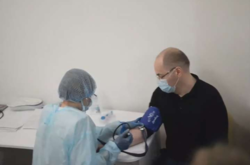  Перед прививкой врачи проверили состояние здоровья Максима Степанова 