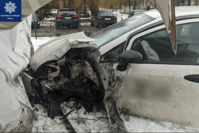 Столичний водій напідпитку вщент розбив свій автомобіль, не отримавши жодних пошкоджень