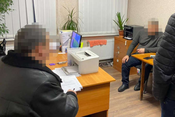 Поліція спіймала на хабарі одразу чотирьох чиновників на Дніпропетровщині