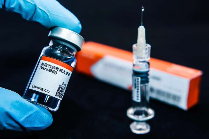 Китайська вакцина від коронавірусу прибуде в Україну до 6 березня