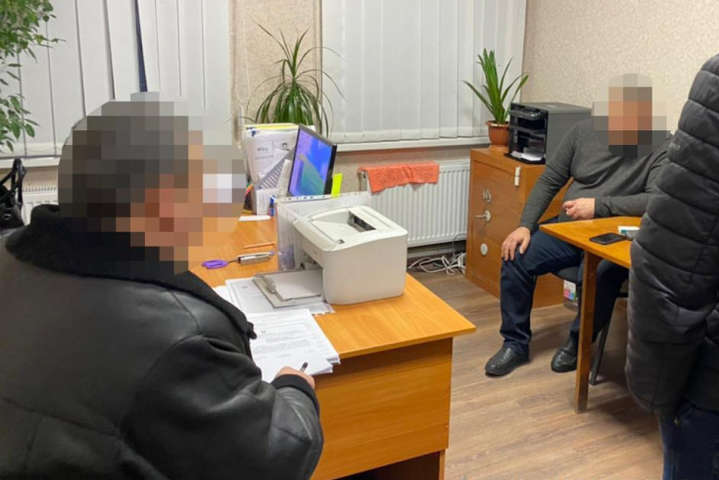 Полиция поймала на взятке сразу четырех чиновников в Днепропетровской области