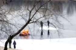 Людей з крижини зняли з допомогою човна