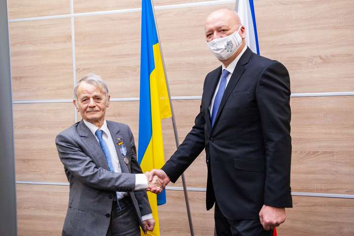 Чехія вручила медаль лідеру кримських татар Джемілєву