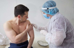  Президент Владимир Зеленский получил прививку во время визита на Донбасс 