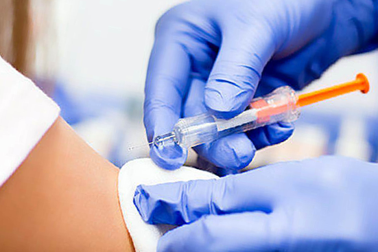 Українські медики бояться індійської вакцини. Влада оприлюднила вражаючі цифри відмов