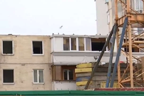 Зруйнований вибухом будинок на Позняках вже майже демонтували (відео)