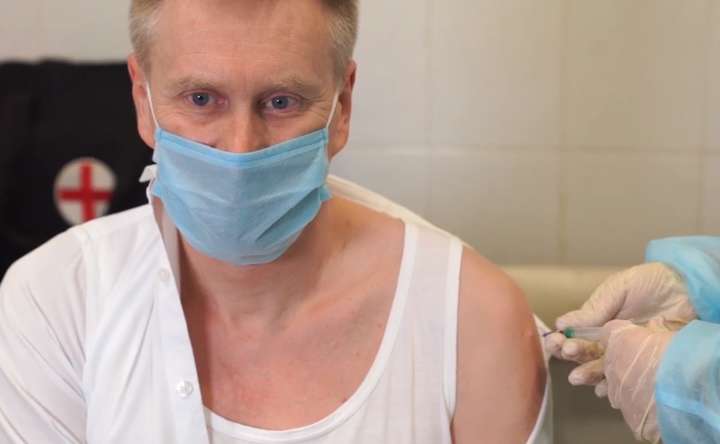Керівник Нацслужби здоров’я вакцинувався невикористаною дозою Covishield (відео)