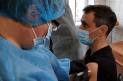  Виктор Ляшко попросил снять на видео сам момент, когда медик набрала из ампулы индийской вакцины дозу для него 