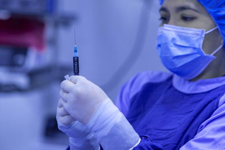 Украинские медики боятся индийской вакцины. Власть обнародовала впечатляющие цифры отказов