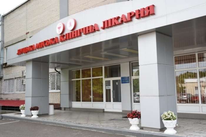 Санітарка у Луцьку вкрала  смартфон у пацієнтки, яка вмирала від ковіду 