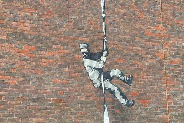 На стене британской тюрьмы появилось новое граффити Бэнкси