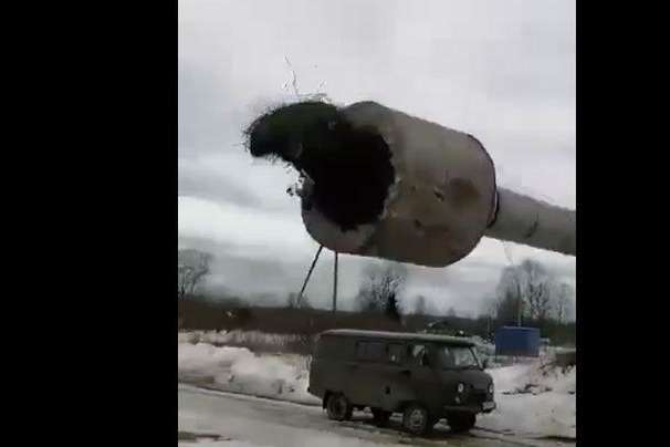 У Росії водонапірна вежа впала на комунальників, які приїхали її лагодити (відео)