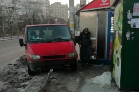 Масштабна аварія у Києві: легковик вилетів на зупинку з пасажирами