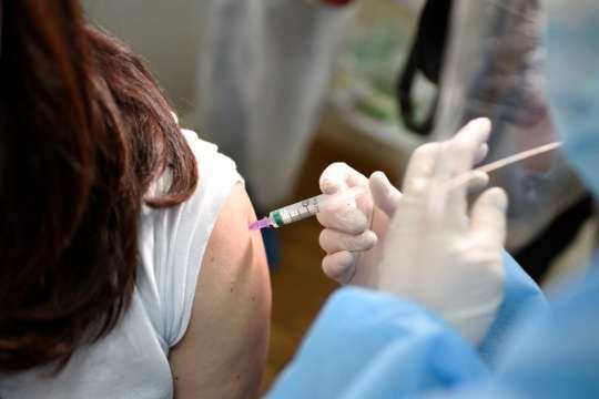 Вакцинація в темпі черепахи: за добу в Україні щеплено близько 2 тис. людей