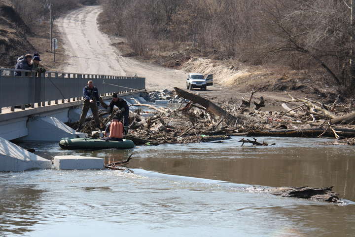 Річки України виходять з берегів: чотирьом областях загрожує підтоплення