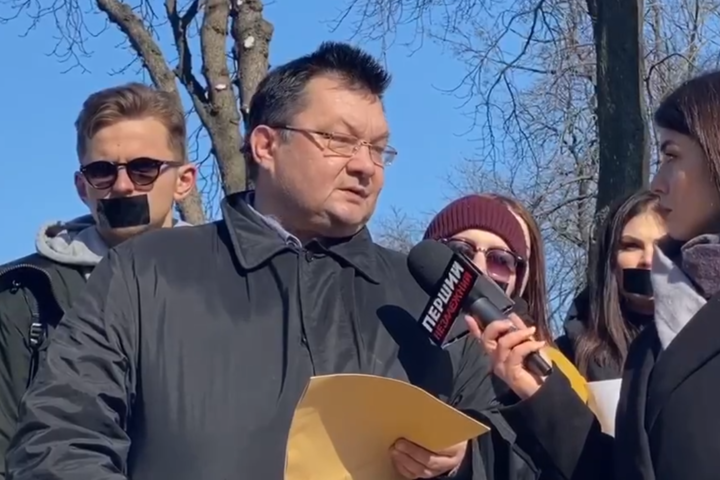 Журналісти Медведчука на чолі з Піховшеком протестують у Києві. Хочуть побачити Мішеля 