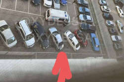 Чоловік приземлився на припарковану у дворі машину