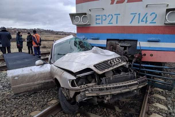 Смертельна ДТП на Донеччині: потяг зім'яв Audi, наче бляшанку