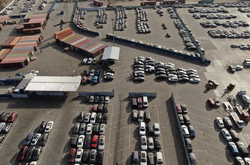 На сегодня «АвтоХаб» способен обрабатывать около 600-700 машин в сутки и размещать на площадке для хранения 2300 автомобилей
