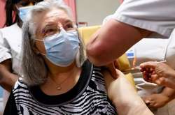  78-річна жінка стала першою людиною, вакцинованою проти Covid-19 у Франції, грудень 2020 року  