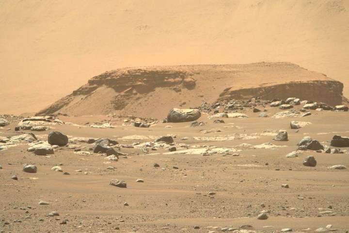Давнє озеро та «земна пустеля»: Perseverance передав на нові фото з Марсу