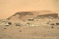Давнє озеро та «земна пустеля»: Perseverance передав на нові фото з Марсу