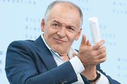 Пинчук владеет одним из крупнейших медиа-активов в Украине, объединяющий телеканалы ICTV, CTБ, «Новый Канал», целый ряд радиостанций и печатных изданий