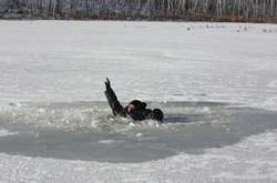 На Київщині двоє дітей провалилися під кригу – врятувати встигли лише одного