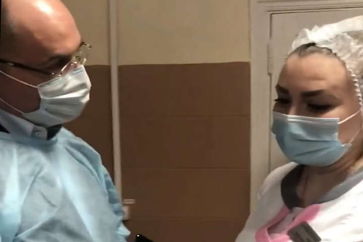 У Вінниці очільник МОЗ Степанов переконував медсестру вакцинуватися, навіть номер свого телефону їй залишив (відео)