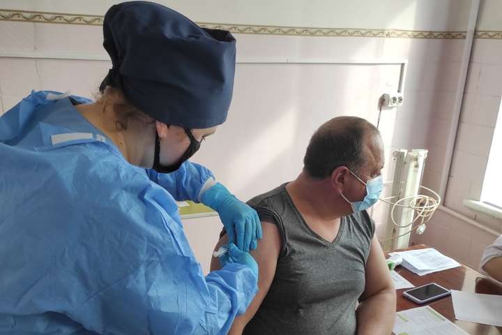 На Вінниччині у Гайсині почали вакцинувати медиків від коронавірусу