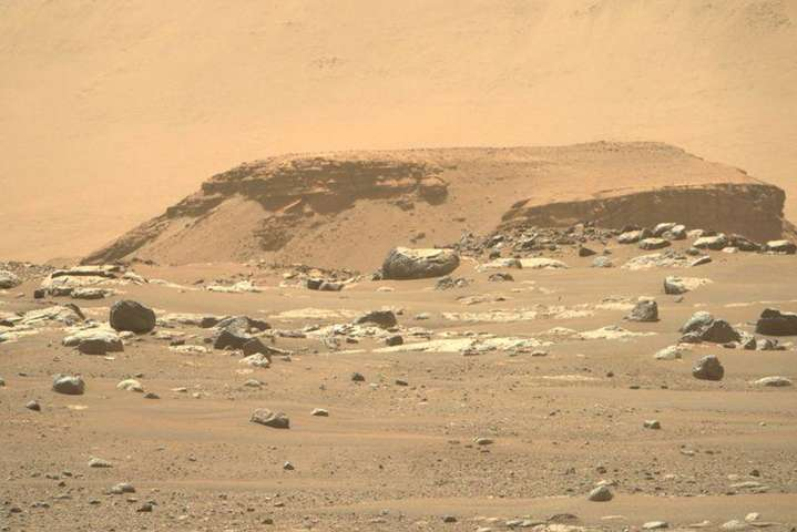 Древнее озеро и «земная пустыня»: Perseverance передал на новые фото с Марса