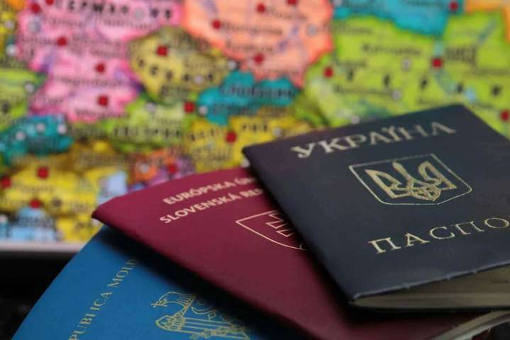 Зеленский ввел в действие решение СНБО о двойном гражданстве: что запретят украинцам с двумя паспортами