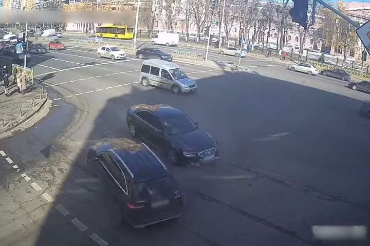У центрі Києва водій Mercedes «під кайфом» влаштував ДТП (відео)
