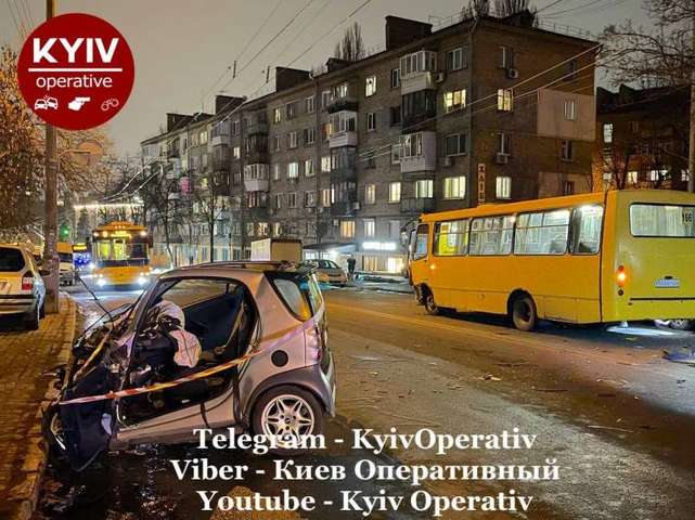 У Києві автомобіль Smart  влетів в маршрутку: водія затисло в салоні