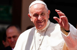 Папа Римский начал первый зарубежный визит после начала пандемии