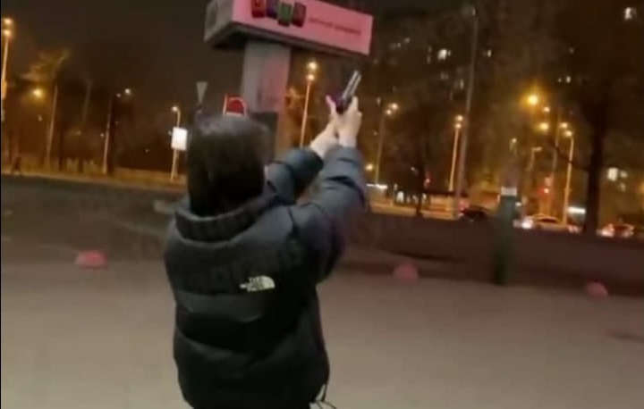 У Києві дівчина влаштувала стрілянину заради ефектного відео