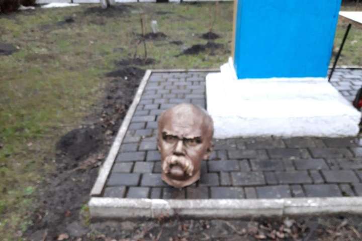 На Прикарпатті невідомі відрізали голову пам’ятнику Тарасові Шевченку (фото)