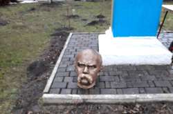 На Прикарпатті невідомі відрізали голову пам’ятнику Тарасові Шевченку (фото)