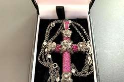 «Вживана біжутерія»: київські митники вилучили коштовну прикрасу вартістю понад 150 тис грн (фото)