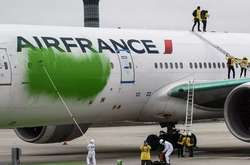 Активісти Greenpeace у Парижі розфарбували літак у зелений колір 