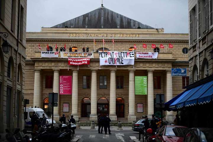 У Парижі безробітні митці захопили театр
