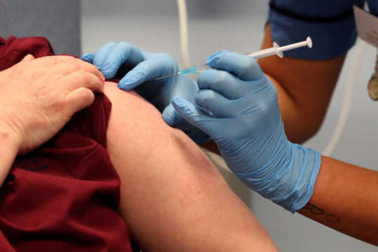 Кількість вакцинованих від коронавірусу в Україні перевищила 15 тисяч